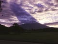 雲海に映る富士山の影